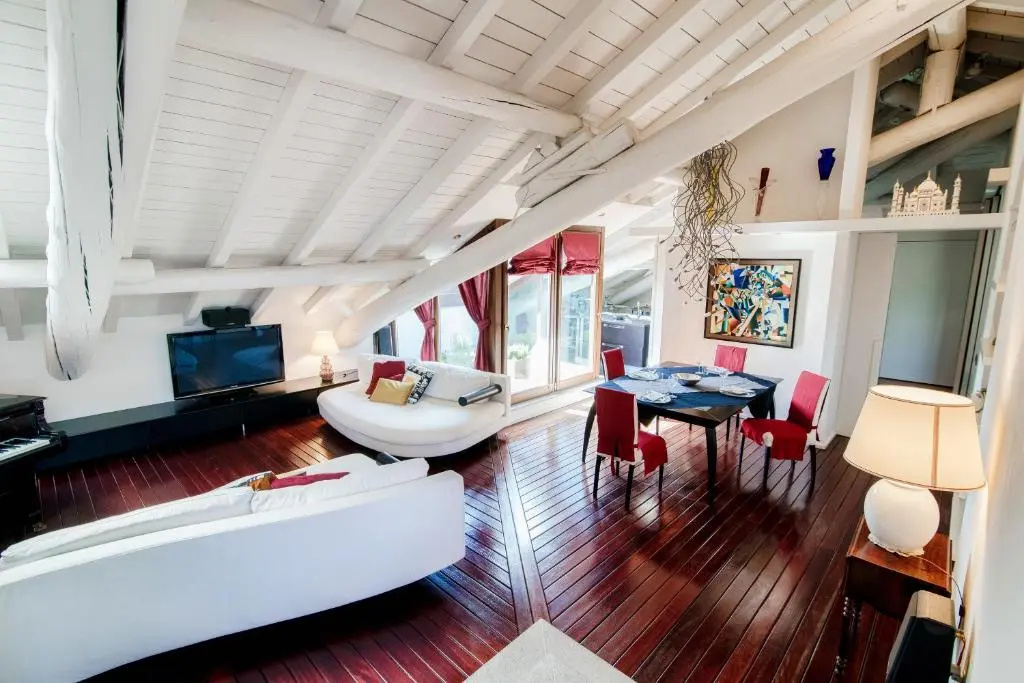 Exclusive Penthouse - by MyHomeInComo