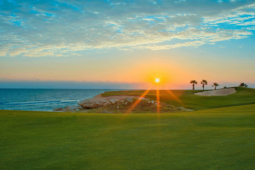 Sheraton Soma Bay Resort: A coastal golf course with sweeping sea views at sunset.