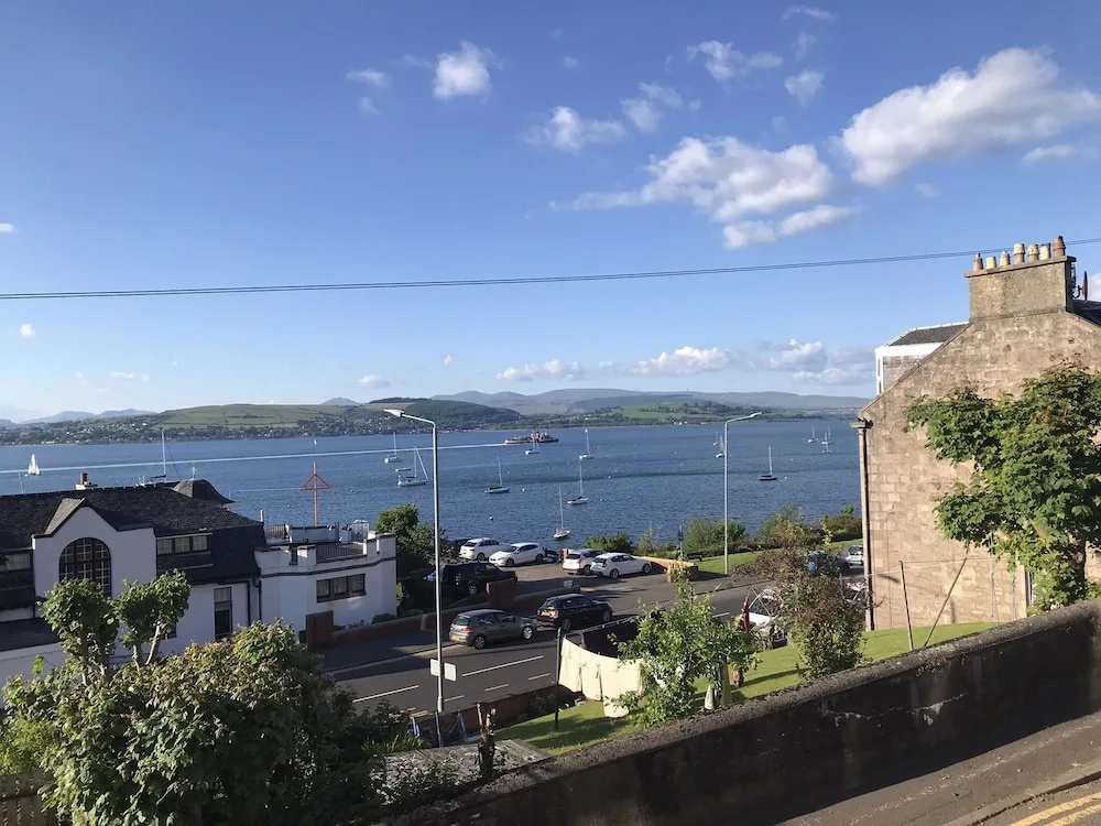 3-bed Apartment - Sleeps 6 - Parking, Wifi, Pets