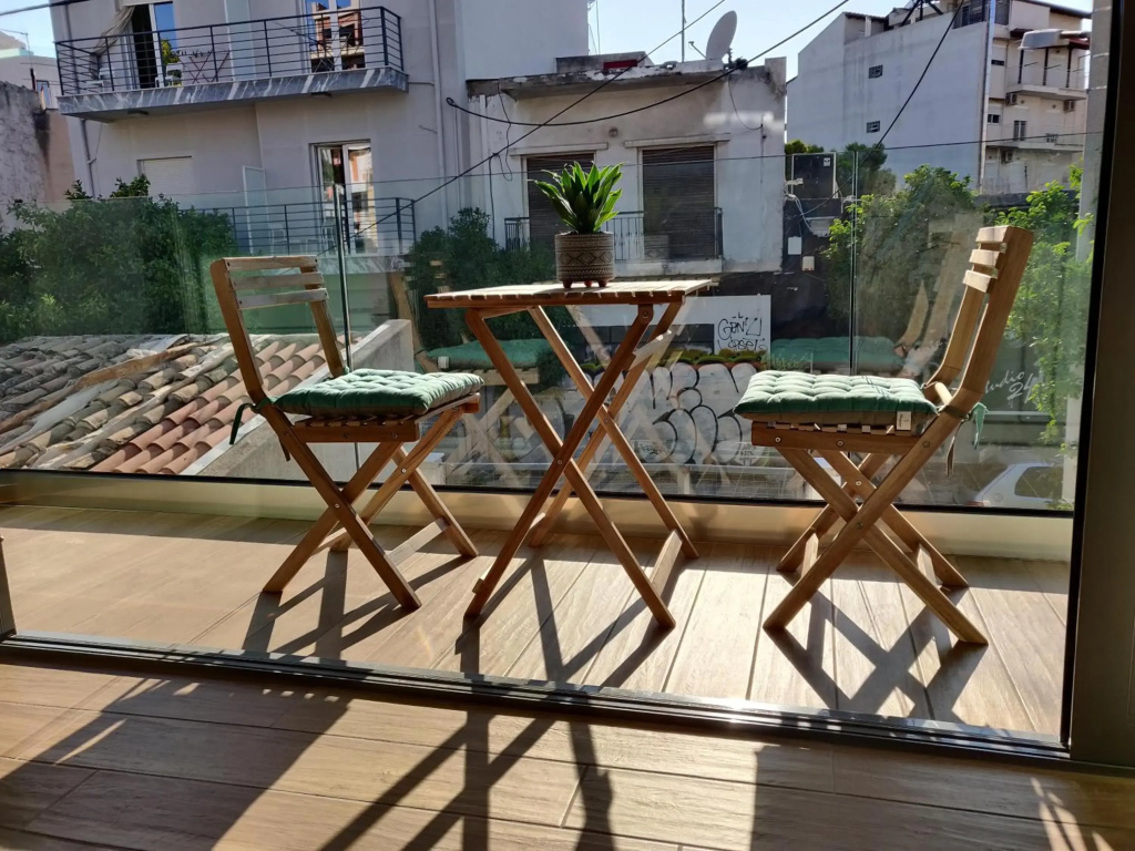 Sunny new lovely apartment 60 meters from the metro