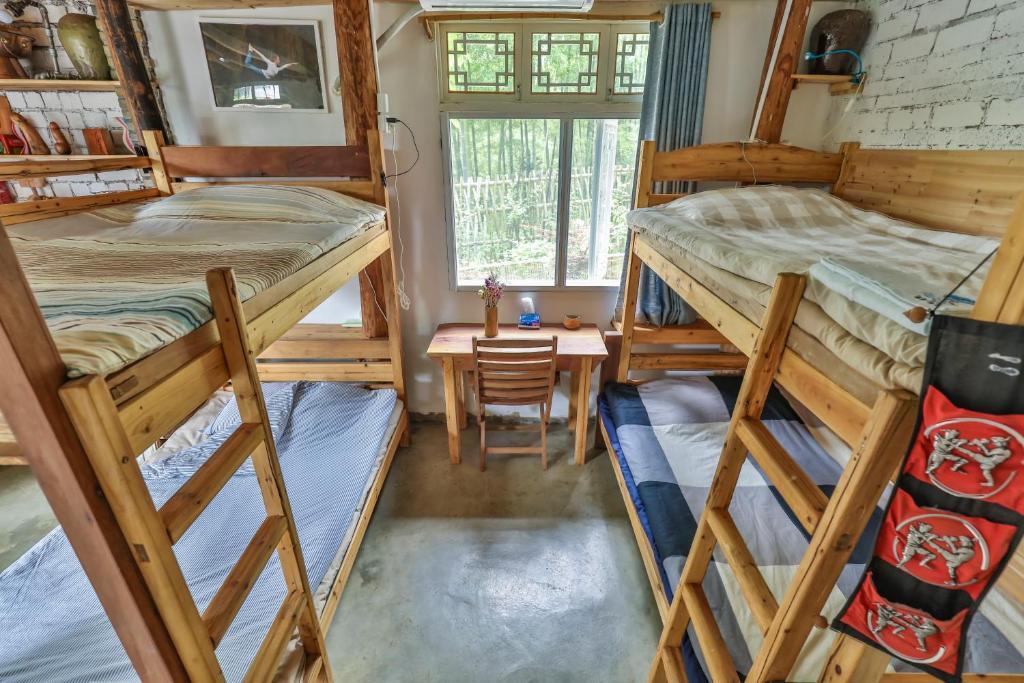 Кровать в общем номере в Om Yoga Resort
