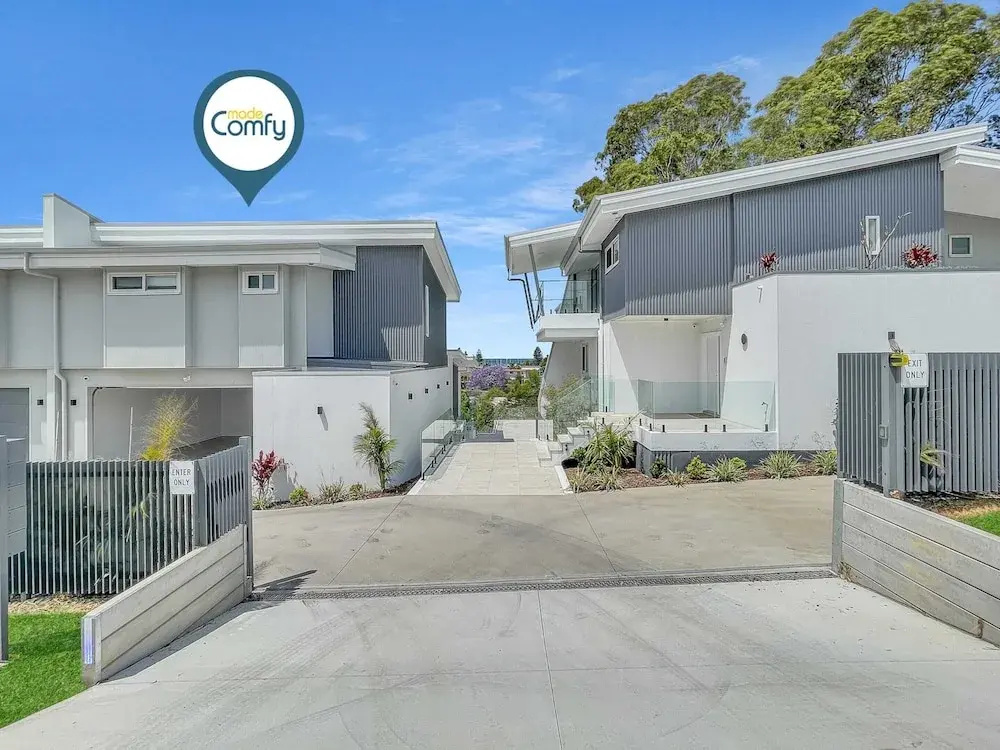 Modern 4-bed Townhouse With Water Views
