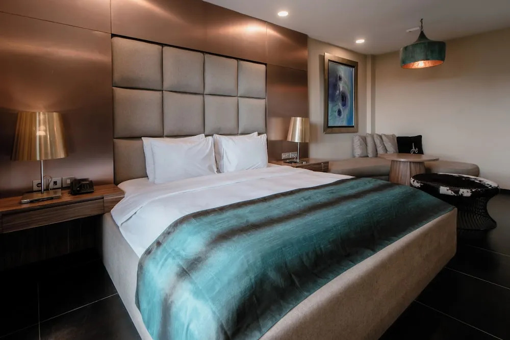 Amaroossa Suite