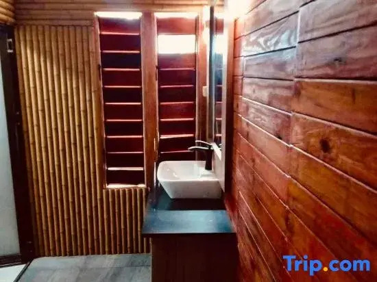 Кровать в общем номере в Club Fiji Resort