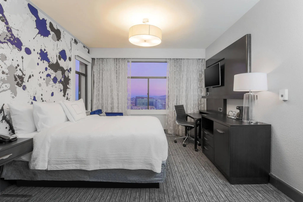 Corner Double room (full double bed)