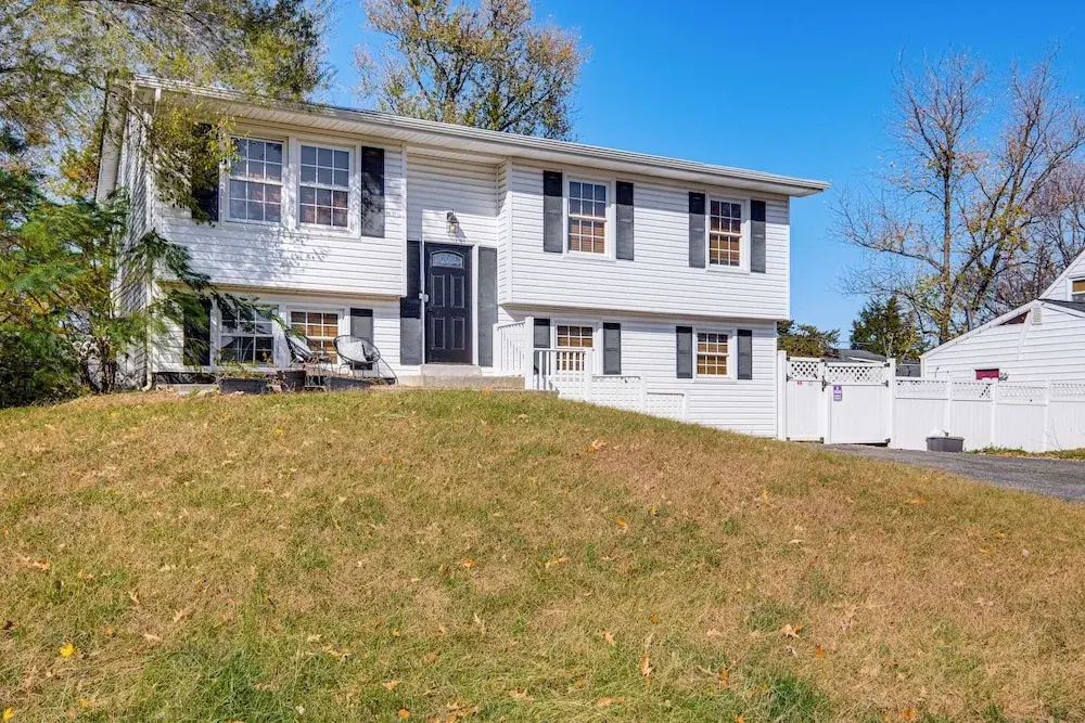Commute to Alexandria & DC: Home w/ Shared Yard