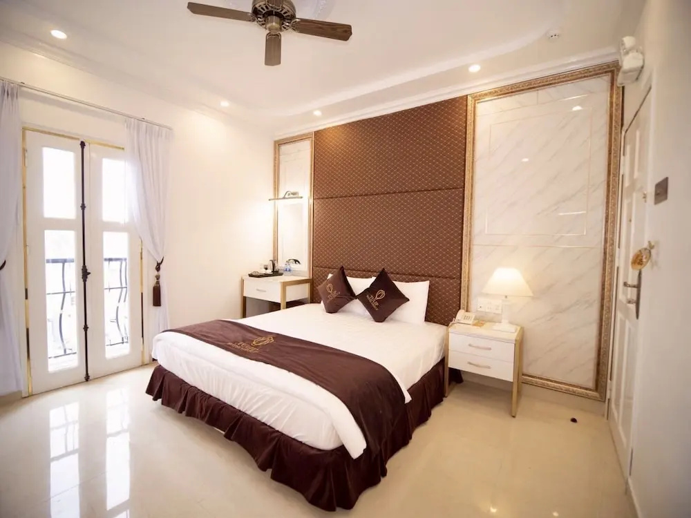 Executive Double room with balcony (full double bed)