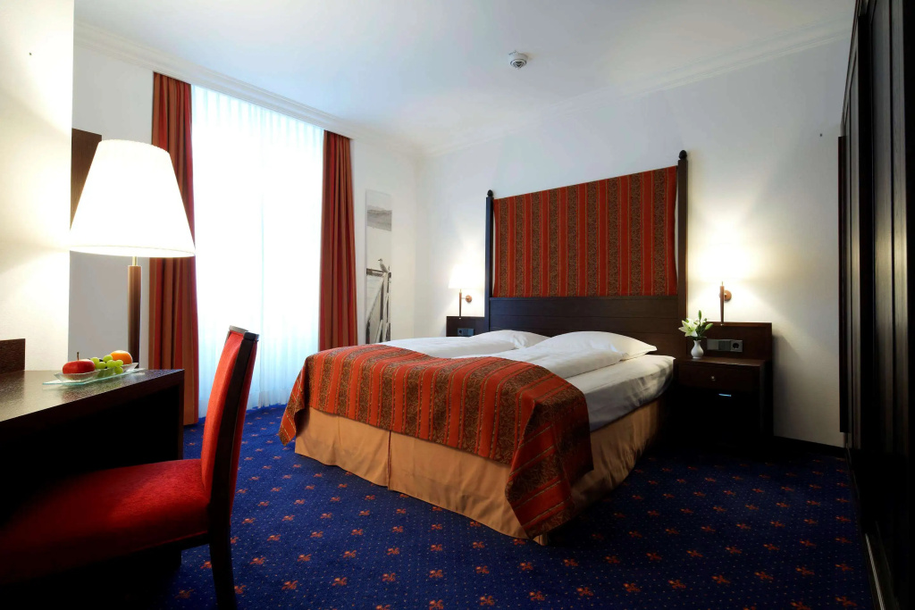 Double Suite with balcony and with lake view (full double bed)