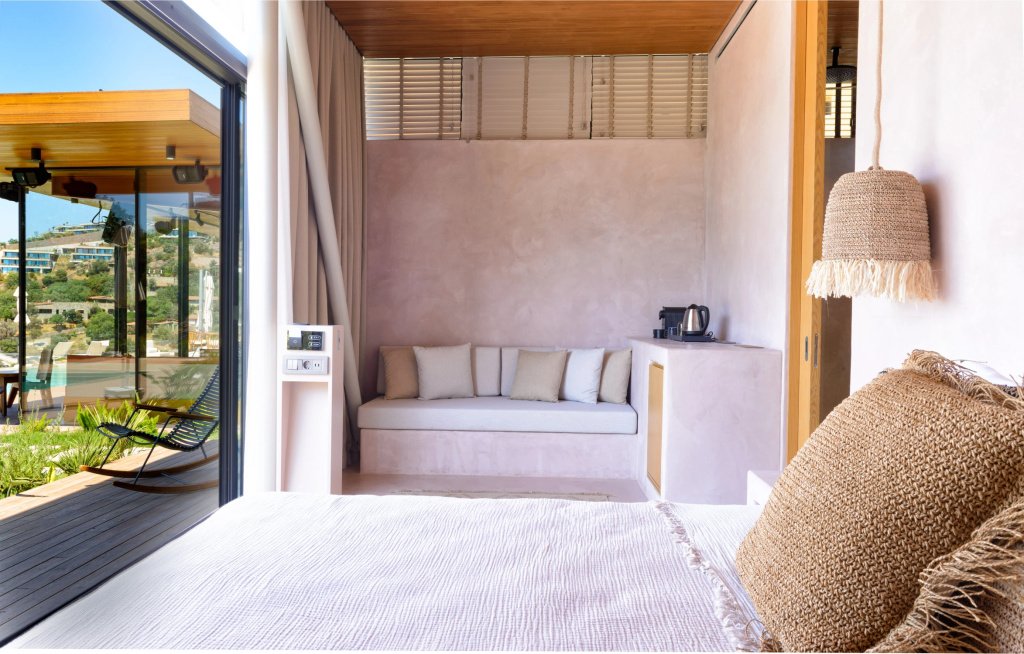 Superior room with pool view