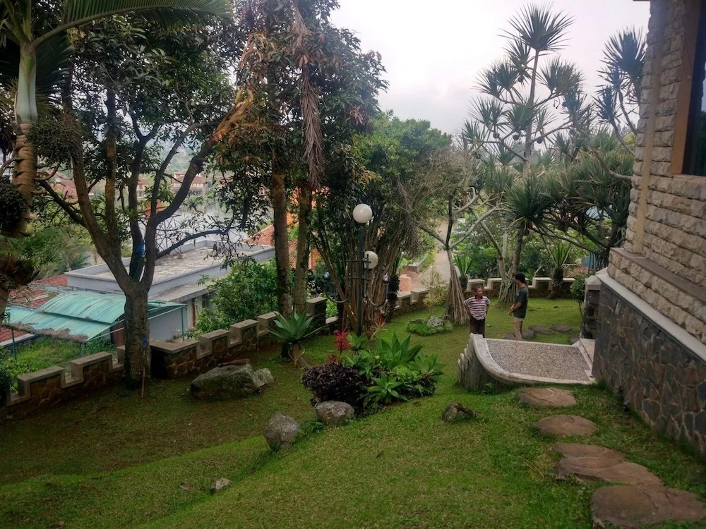 Villa Beverly Hills Puncak for 50 pax