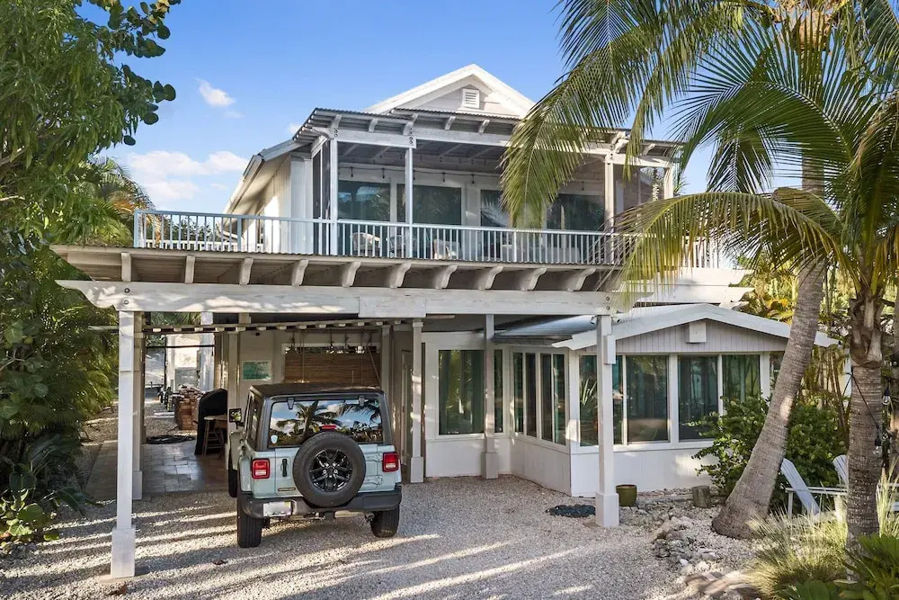 Siesta Key Oasis w/ Outdoor Pool + Screened Lanai!