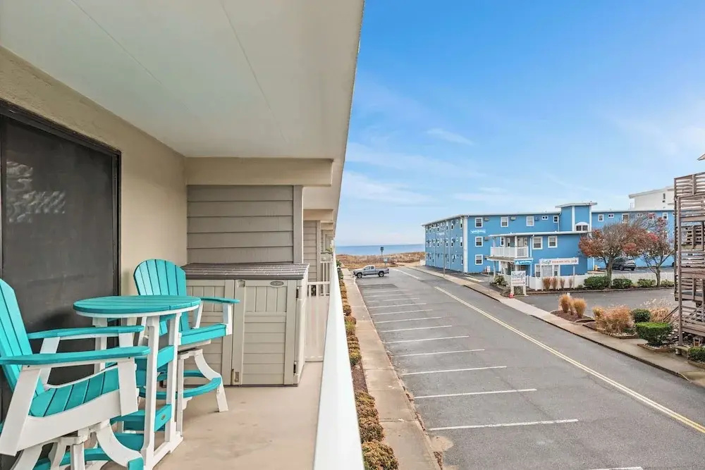 Salty Sands 4 208 2BR Ocean-block Condo, Balcony, Beach Gear & Parking