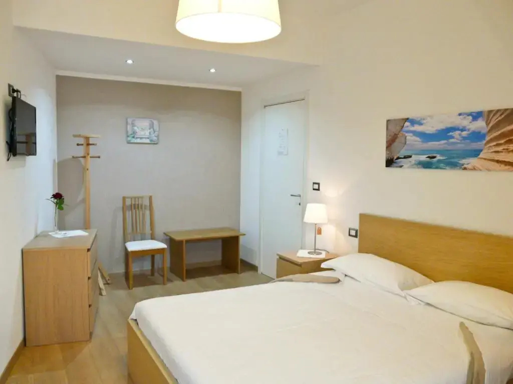 Deluxe Double room (full double bed)