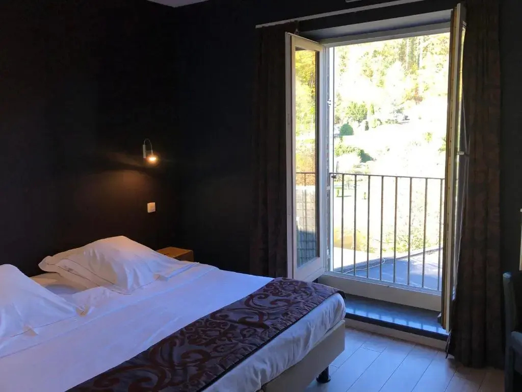 Standard Double room with river view (full double bed)