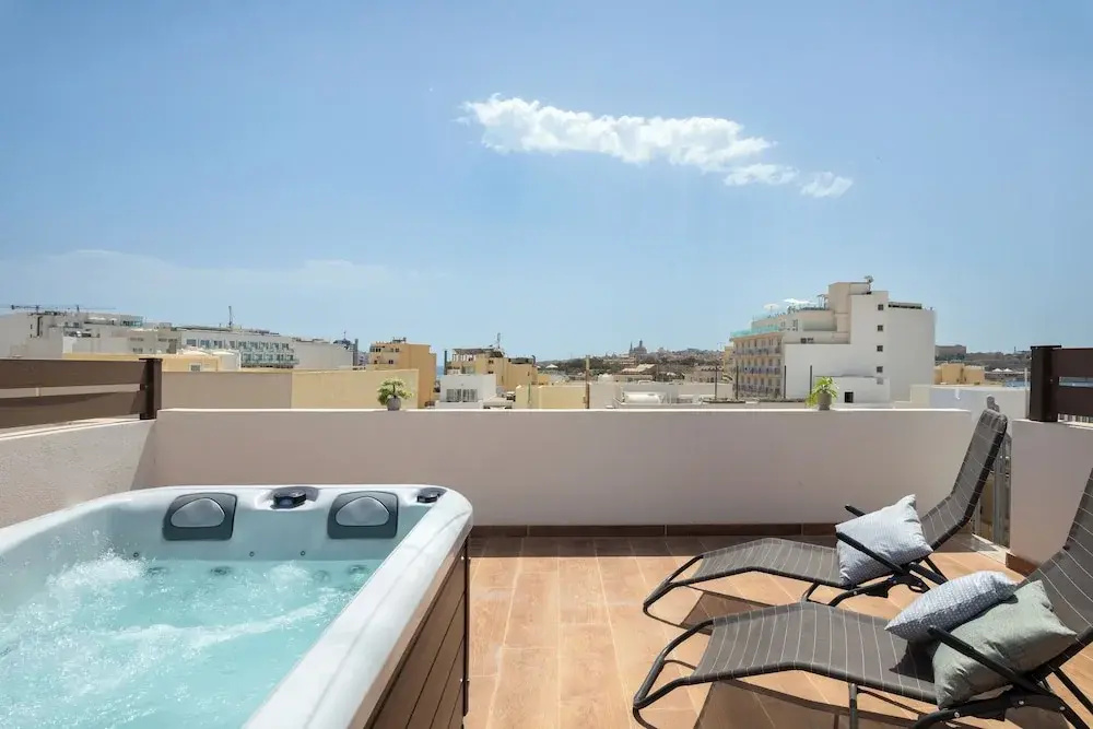 Sunlit Penthouse - 2 Terraces & Hot Tub