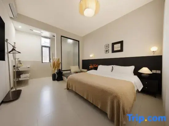 Standard Double room with courtyard view (full double bed)