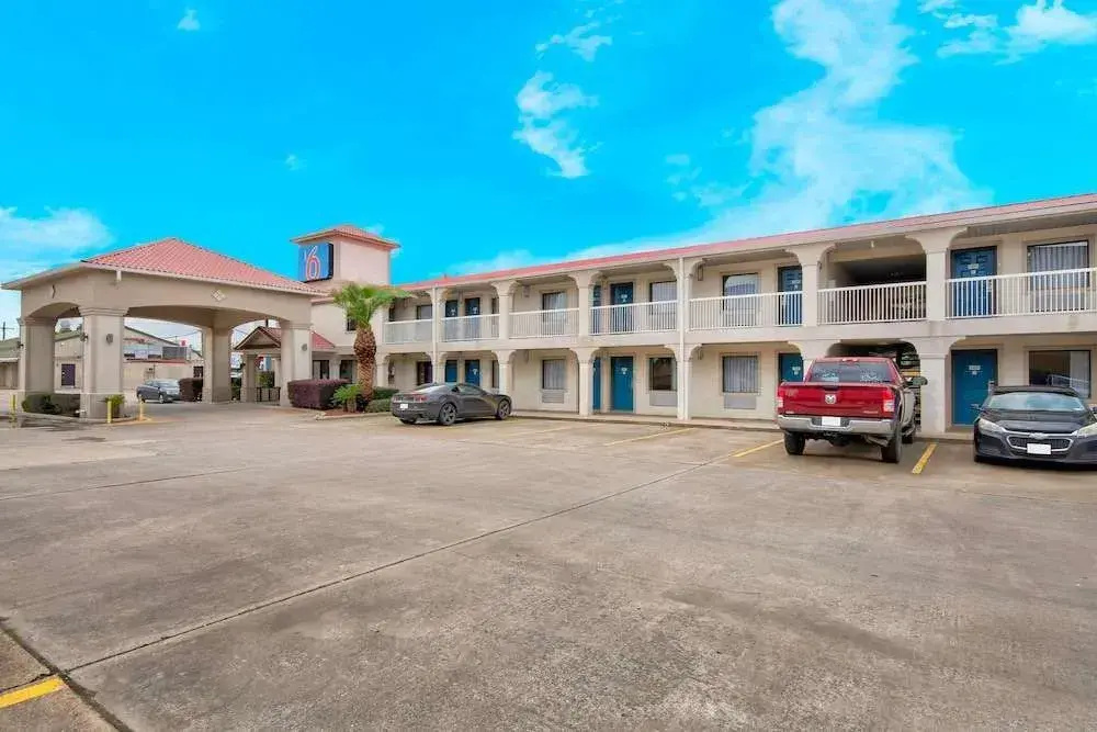 Econo Lodge Inn & Suites