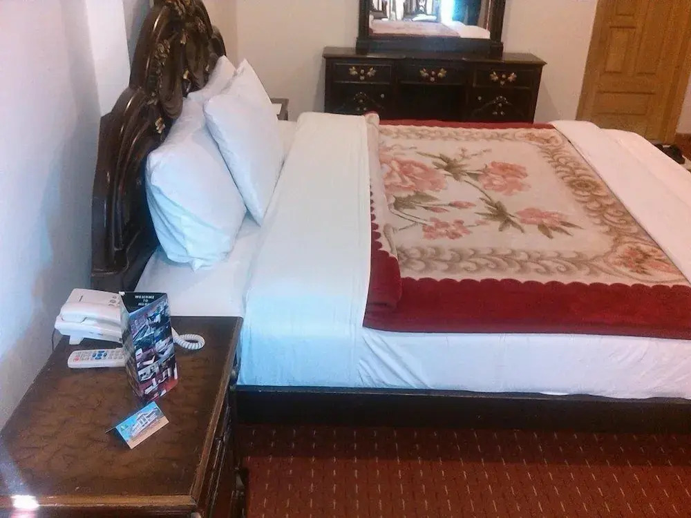 經典雙人房，設有陽台及大床。