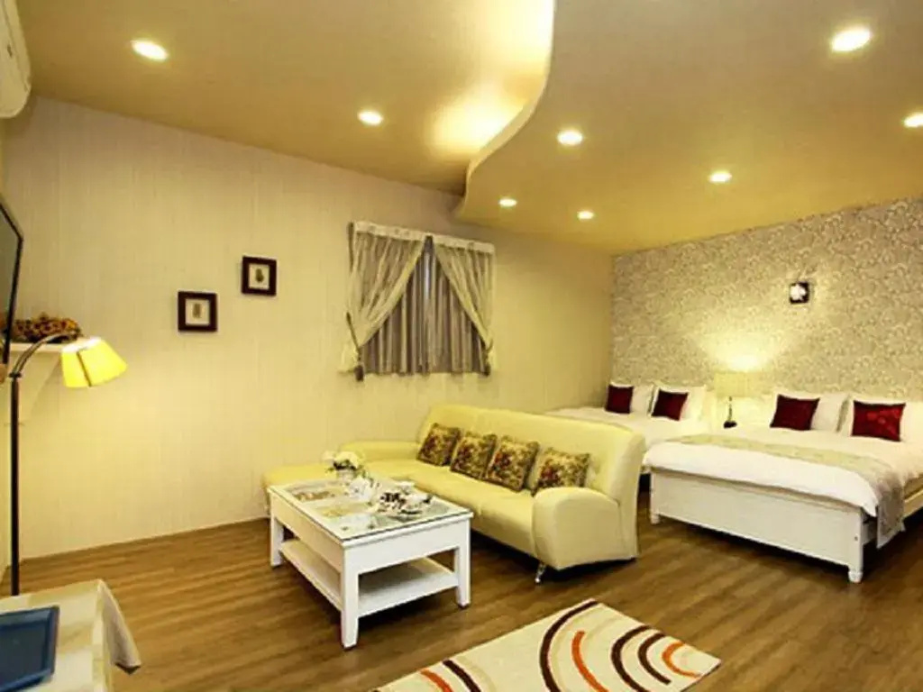 Standard Quadruple room with garden view