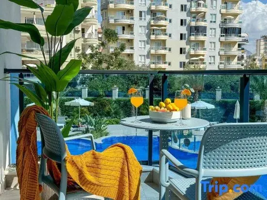 1+1 Apartment Qoople Aria 07 in the center of Alanya