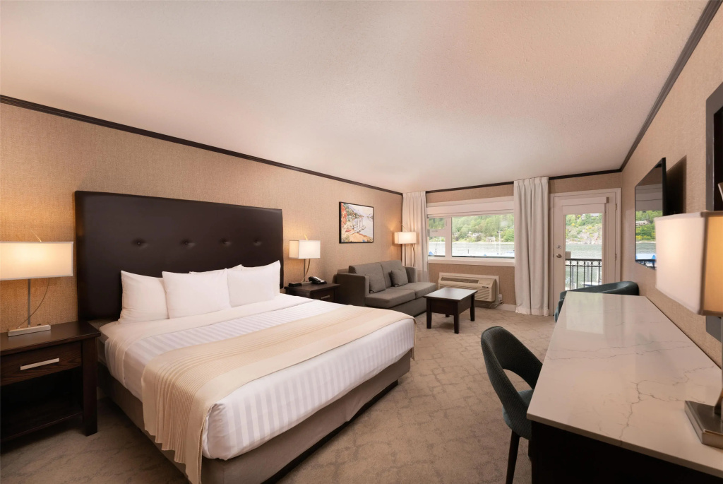 Standard Double room with lake view (full double bed)