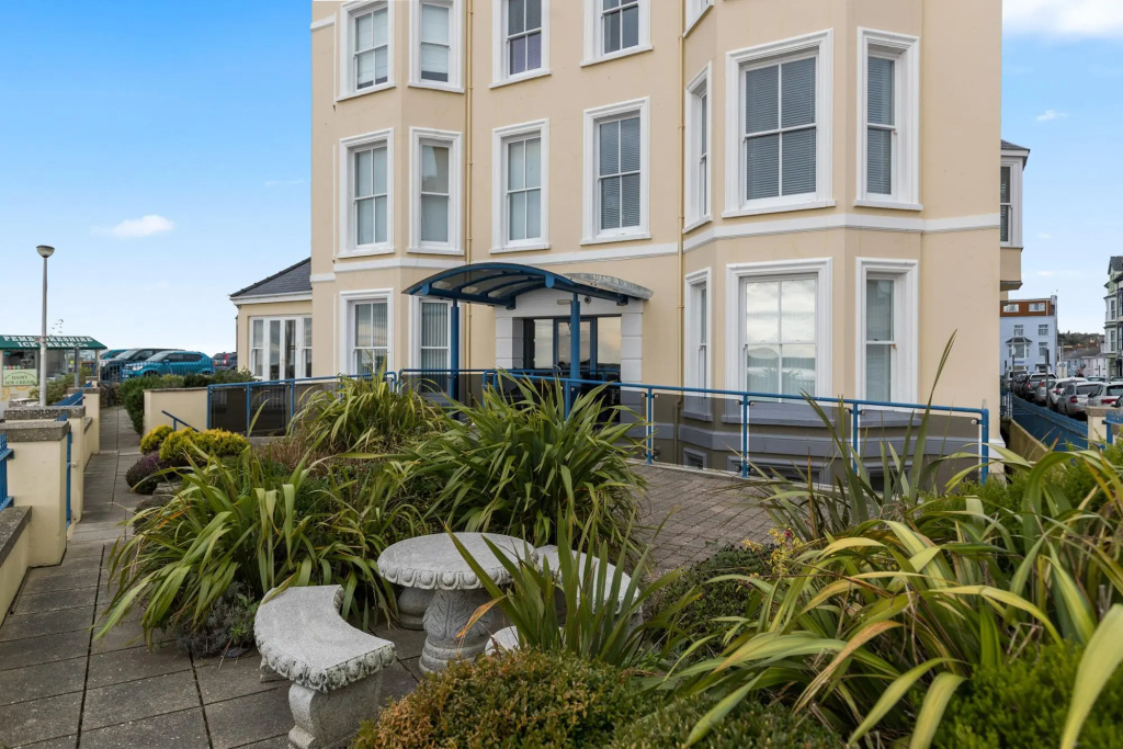 7 South Beach Court - Sea Front Apartment With Spectacular Sea Views