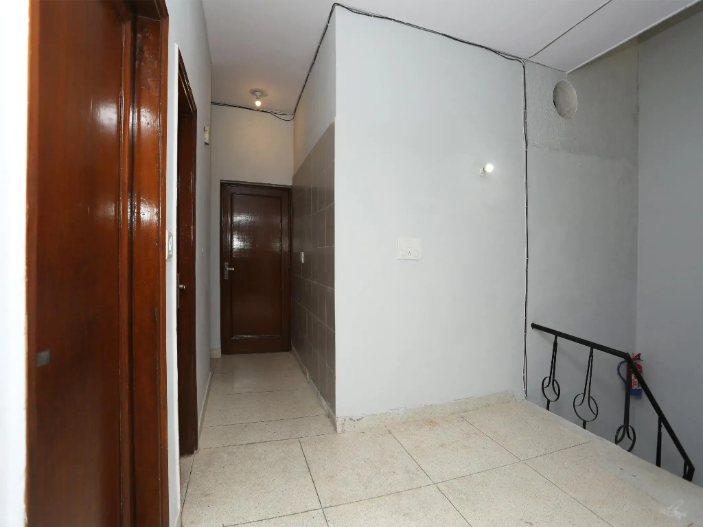OYO 29268 White Arcade