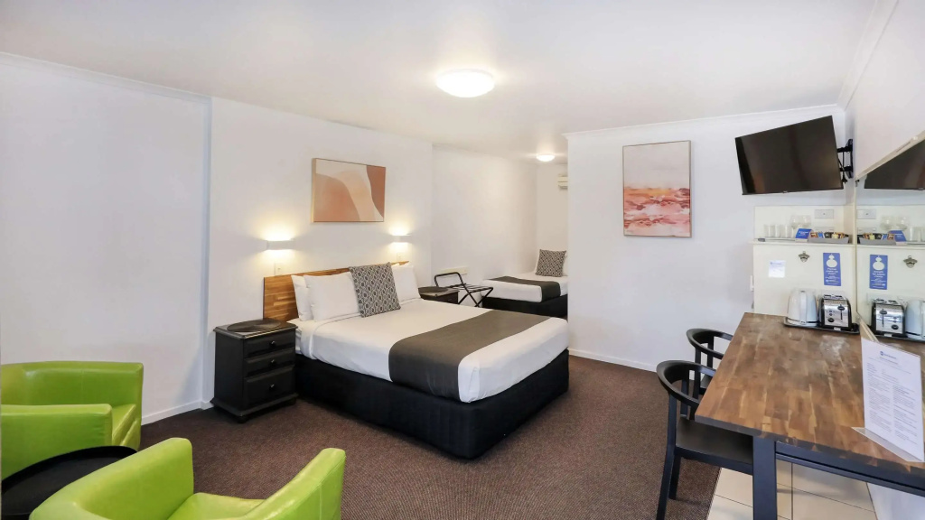 Standard Triple room