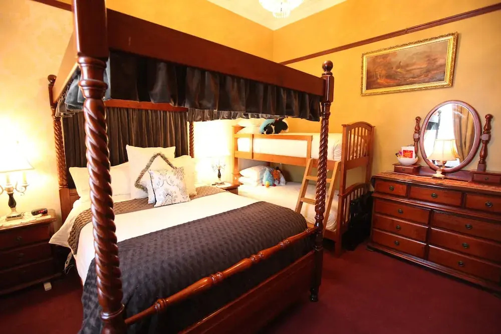 Luxury Double Suite with view full double bed