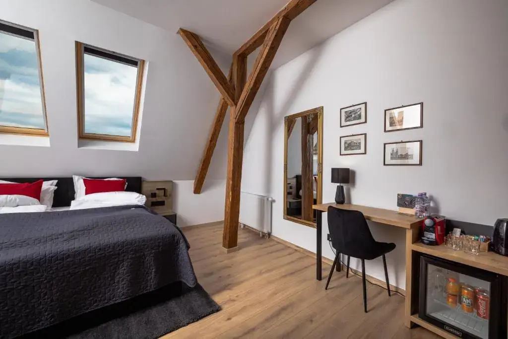 Deluxe Double room (full double bed)