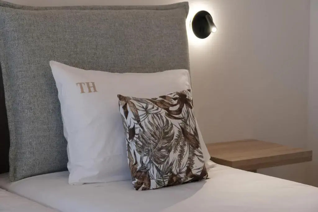 Standard Double room with pool view (full double bed)