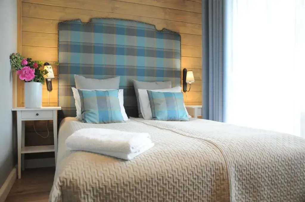 標準雙底層房間,配有雙人床。