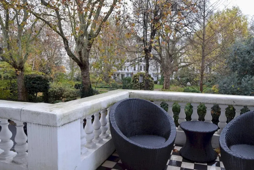 Elegant 1 Bedroom Mezzanine Overlooking Square