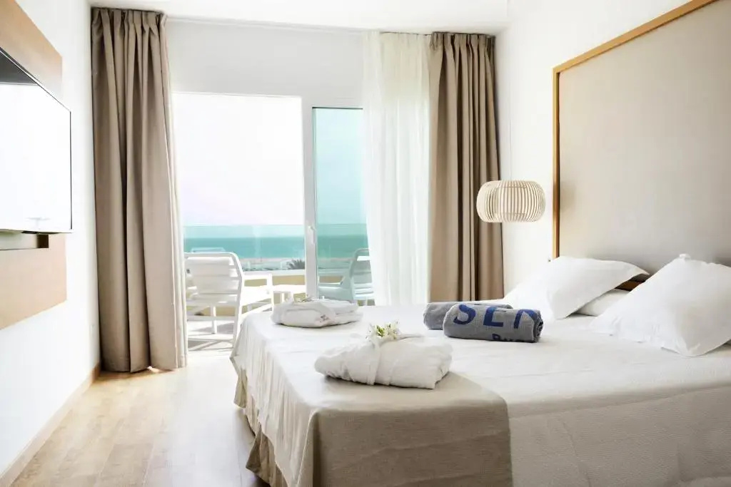 Deluxe Double room with balcony and with sea view (full double bed)