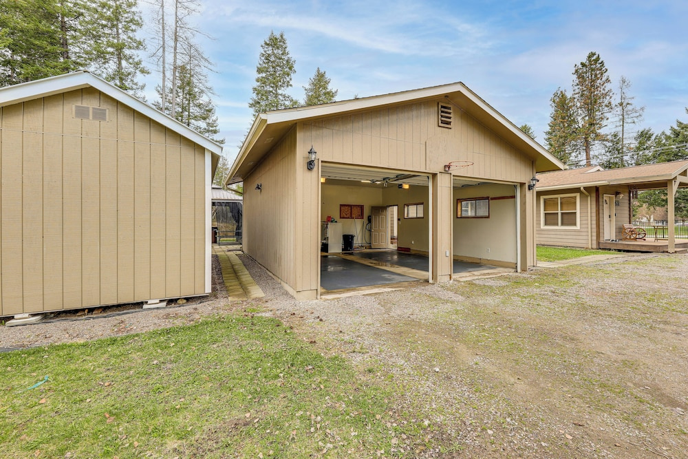 Columbia Falls Private Retreat: Pool Table & Deck!
