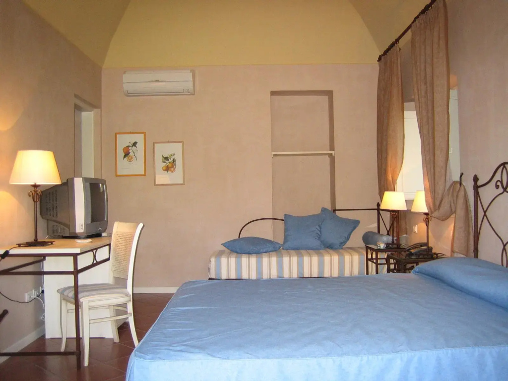 Standard Triple room