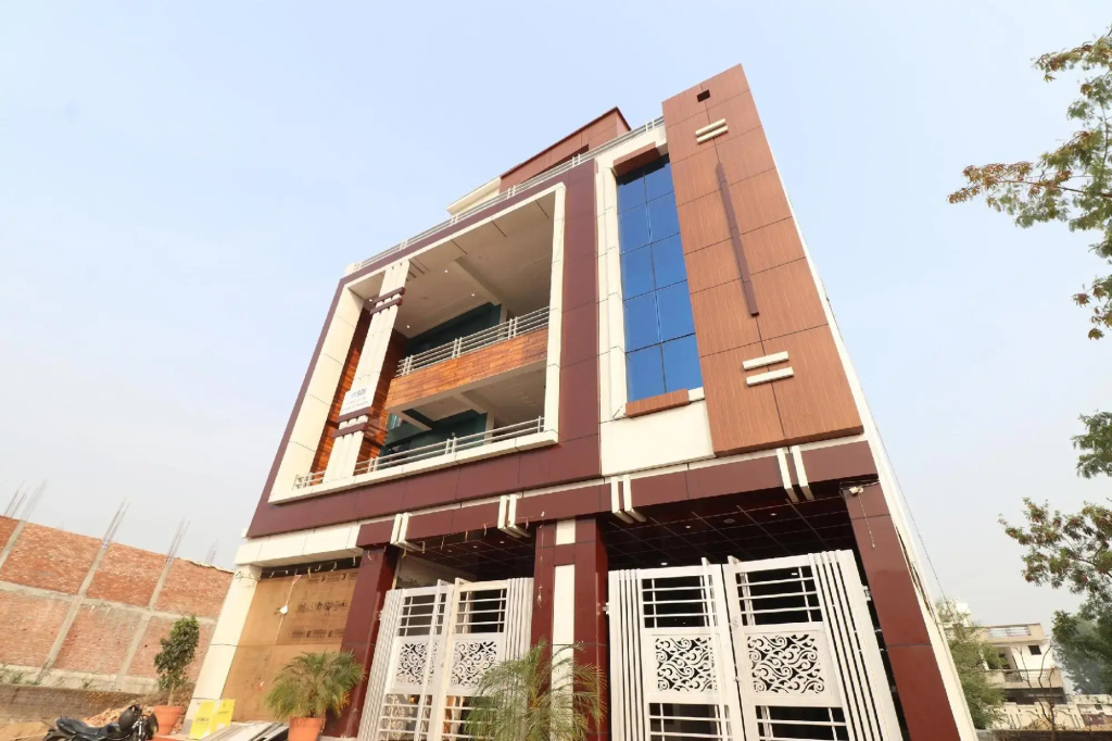 OYO 28244 Hotel The Green Town