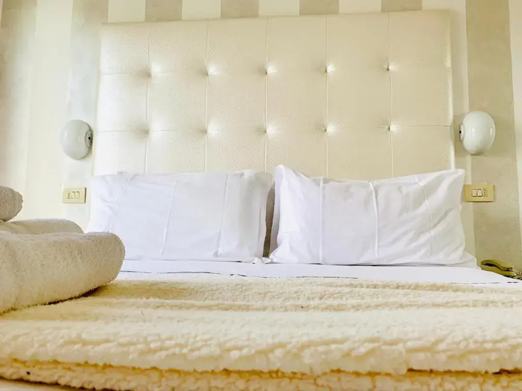 Standard Double room with balcony (full double bed)