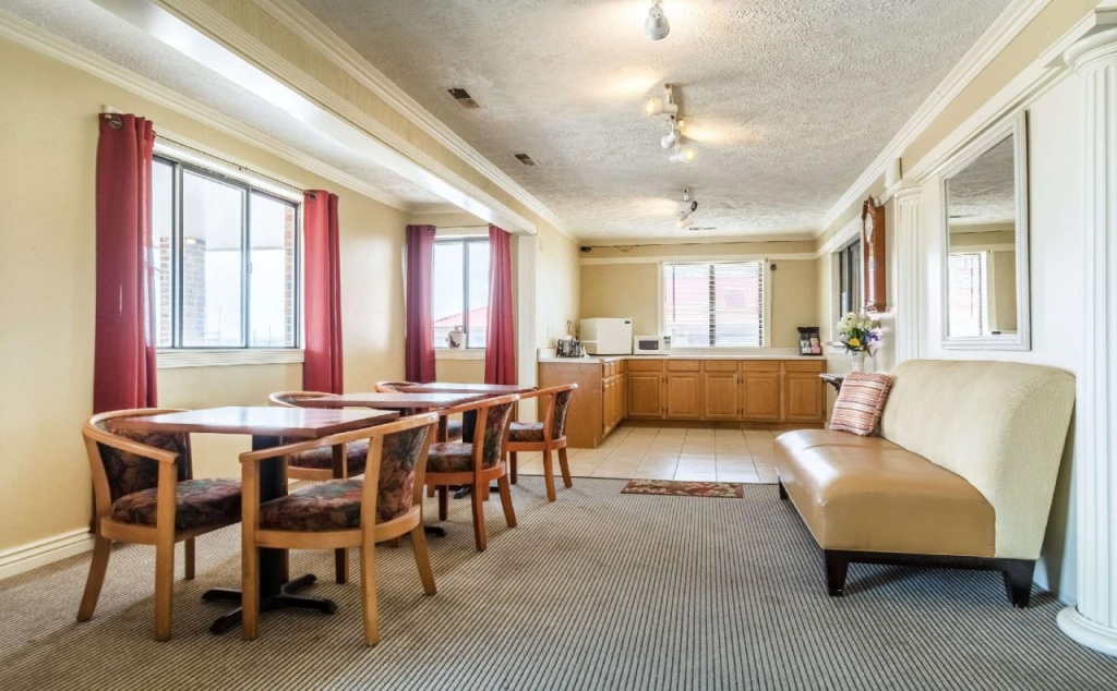 Rodeway Inn — 4