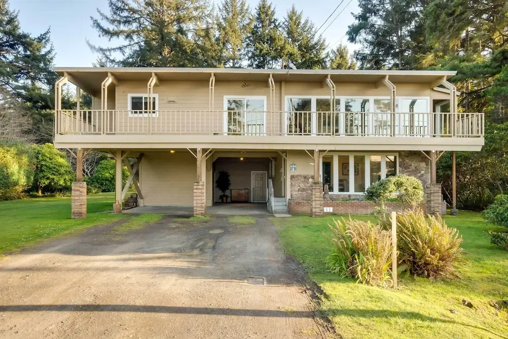 Fishermen's Paradise in Coos Bay: Walk to Beach!