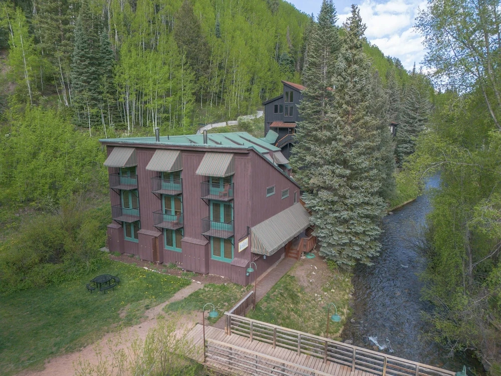 Manitou Lodge 4 Hotel Room by Alpine Lodging Telluride