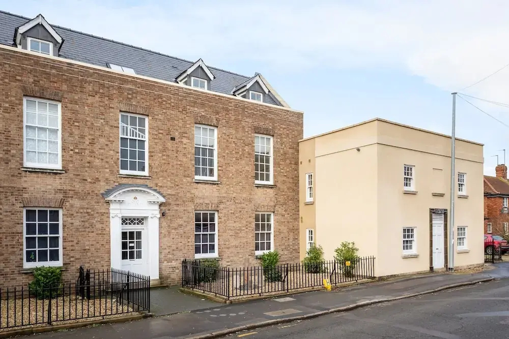 Elliot Oliver - 2 Bedroom Garden Apartment