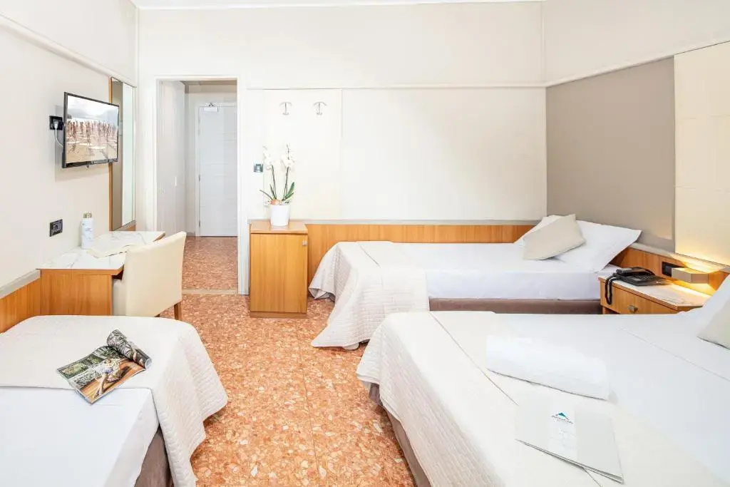 Standard Triple room with partial sea view