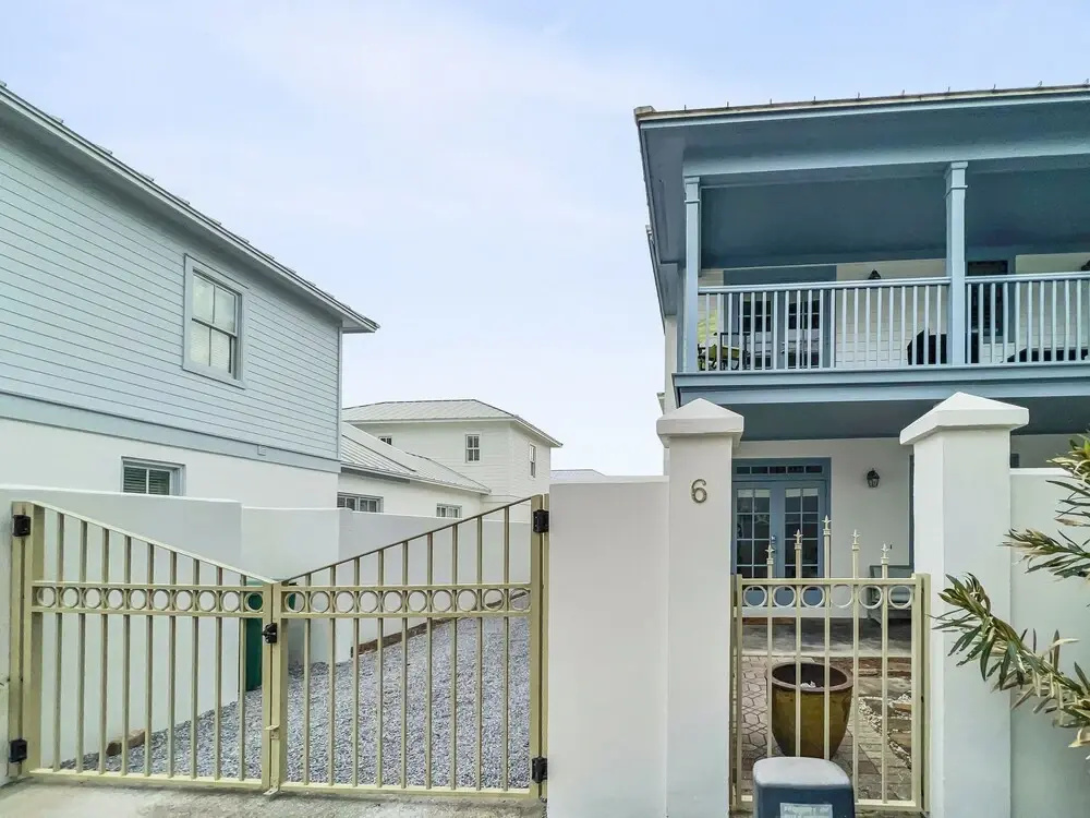 Mare E Sole 2 Bedroom Home by RedAwning