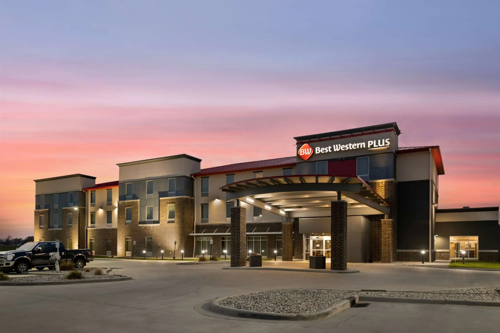 Best Western Plus Lakeview Hotel