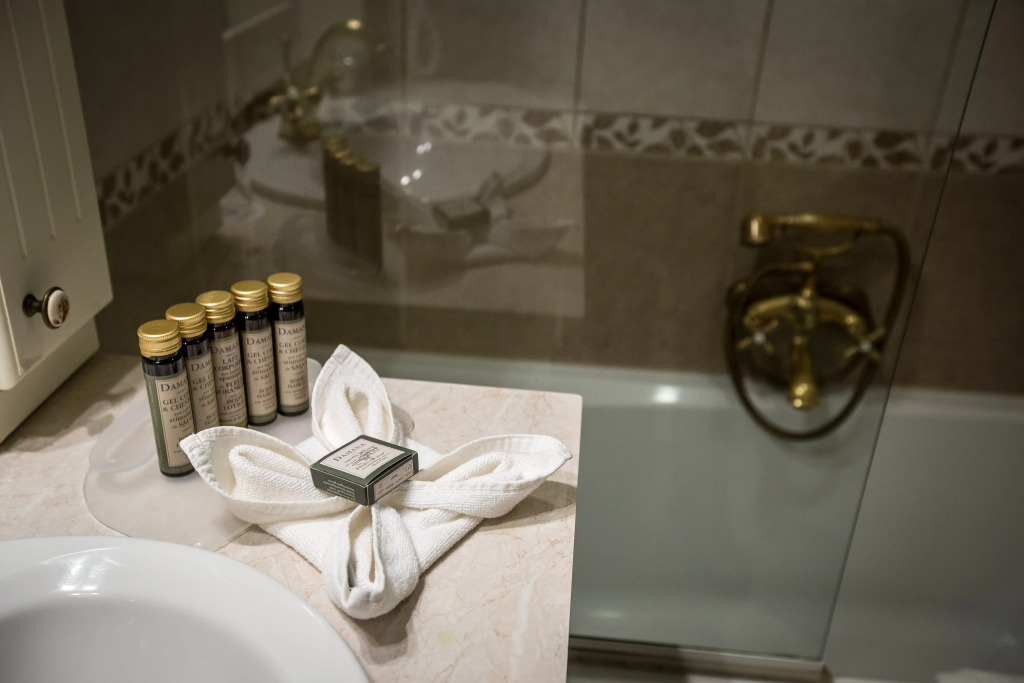 Queen's Court Hotel & Residence - фото 45