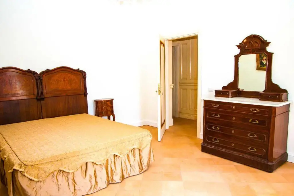 Deluxe Double room (full double bed)