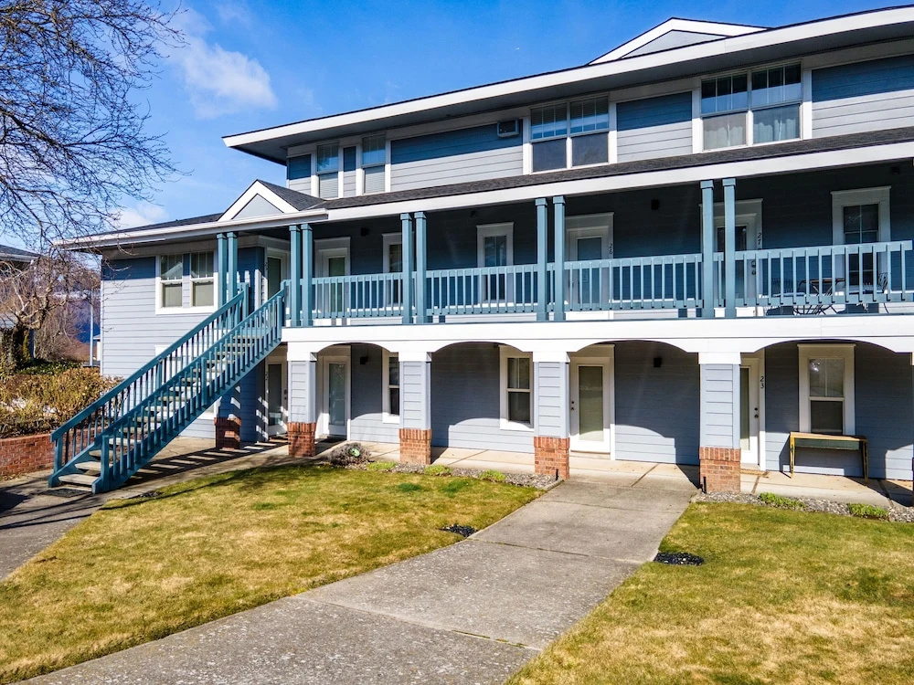 Alley's 22 Condo with Direct Deck Access by RedAwning