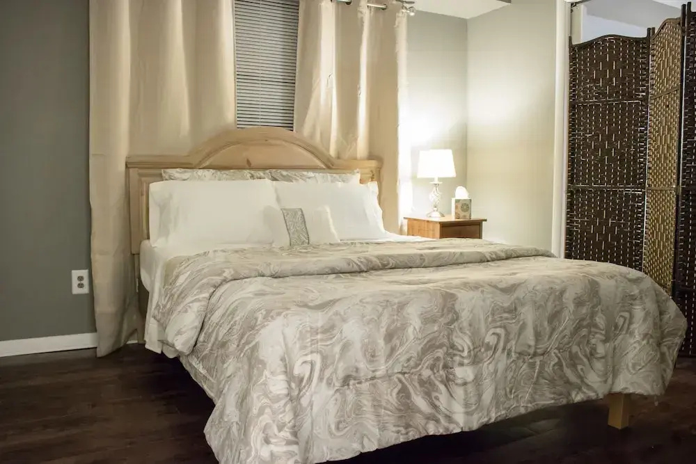 Luxury 2 Bed Condo Near Downtown