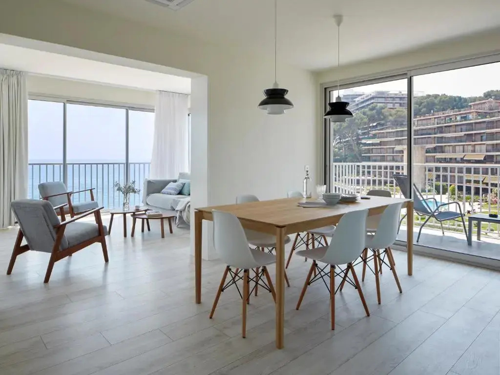 3 Bedrooms Apartment